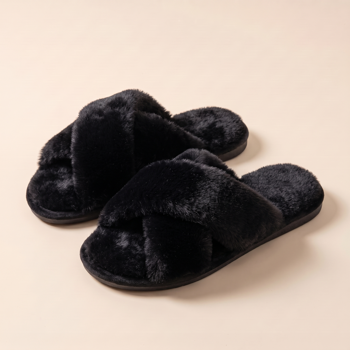 Claquettes Nuage Femme fausse fourrure – Noir