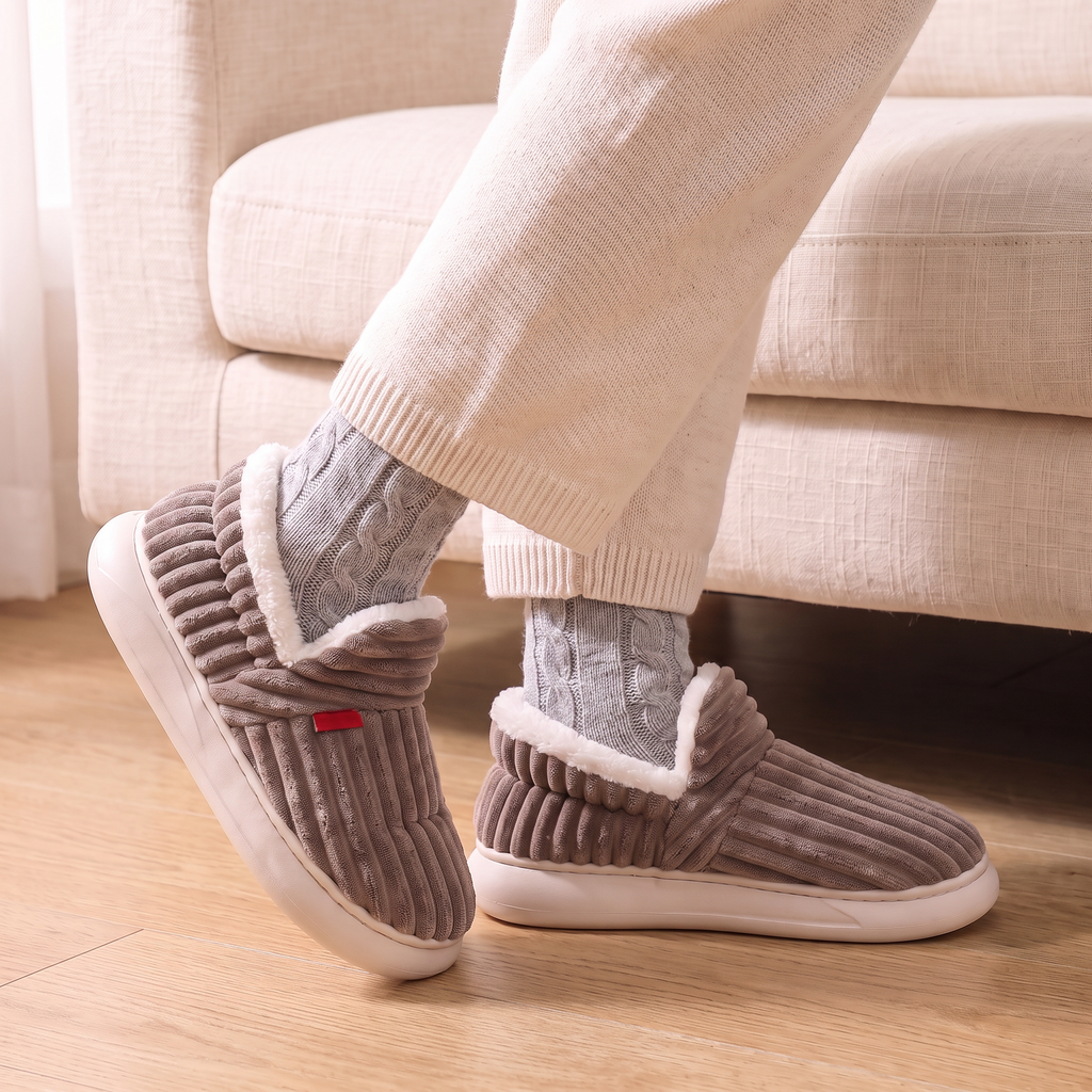 Cocon Damen-Hausschuhe in Taupe mit Zopfmuster-Socken in Grau, beim Gehen getragen (separat erhältlich)