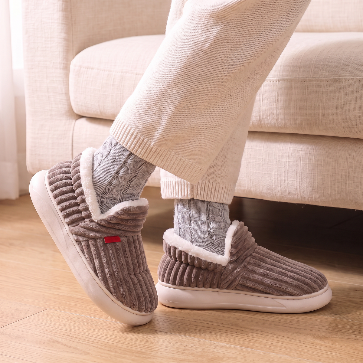 Chaussons Cocon Femme Taupe et chaussettes Torsadées Gris portés en marchant (vendus séparément)