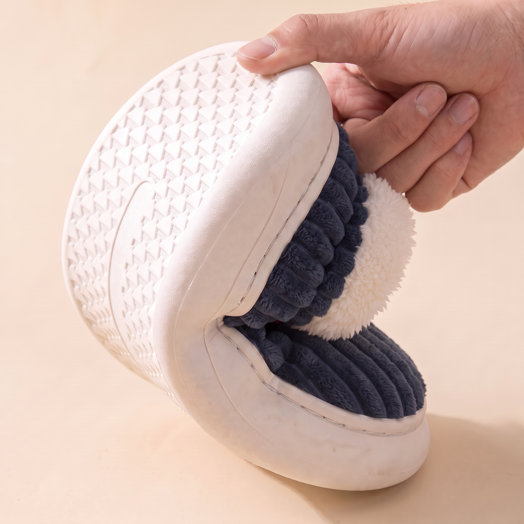 Flexible, rutschfeste Sohle der Cocon Herren-Hausschuhe in Marineblau