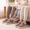 Coffret Famille Taupe : papa, maman et enfant en chaussons Cocon assortis sur le canapé