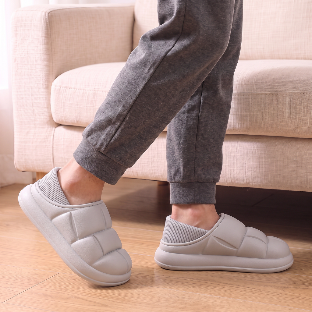 Chaussons Bulle Homme Gris portés en marchant